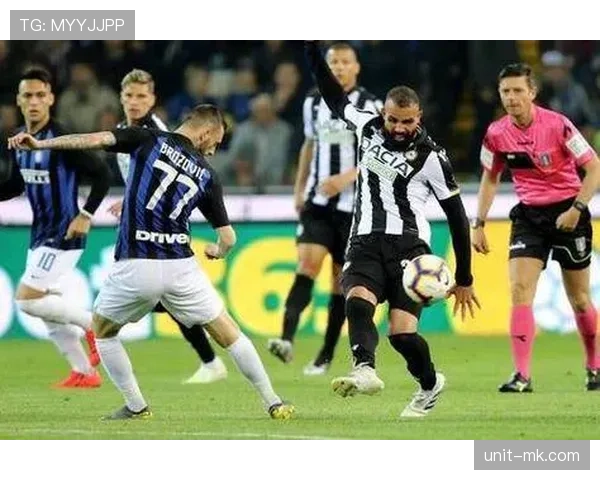 博洛尼亚定位球战术奏效,精准传球助力球队攻破对手防线 博洛尼亚定位球战术奏效,精准传球助力球队攻破对手防线