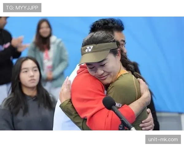 朱琳球场像邻居家练球，赛后街拍像刚从时装周溜出来